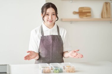 Mutfakta yemek yapan Asyalı kadın.