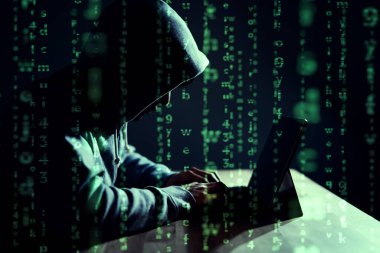 Erkek hacker dizüstü bilgisayarda kod yazıyor.