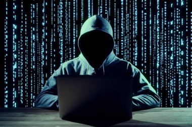 Erkek hacker dizüstü bilgisayarda kod yazıyor.