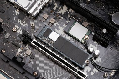 SSD ve iletişim modülü kişisel bilgisayarın ana kartına monte edildi