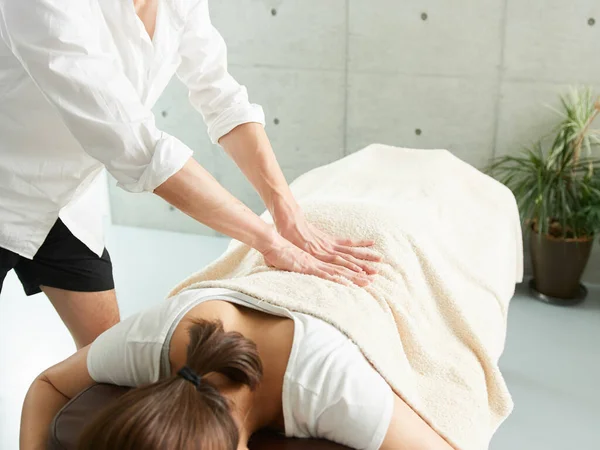 Mulher Japonesa Recebendo Uma Massagem Cintura — Fotografia de Stock