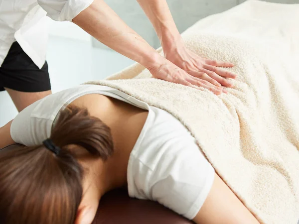 Japonesa Mujer Recibiendo Masaje Cintura —  Fotos de Stock