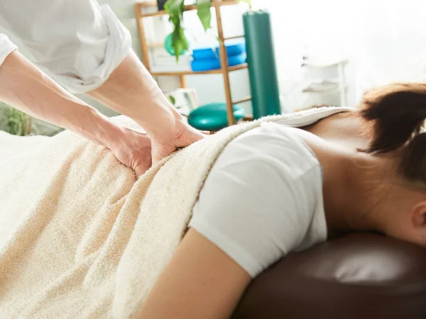 Mulher Japonesa Recebendo Uma Massagem Cintura — Fotografia de Stock