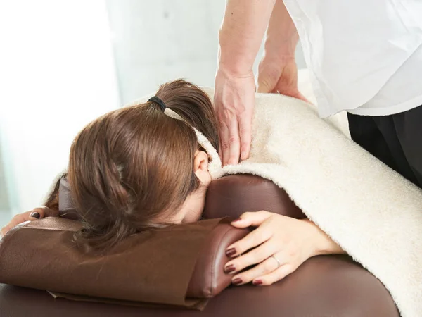 Mulher Japonesa Recebendo Uma Massagem Ombro — Fotografia de Stock