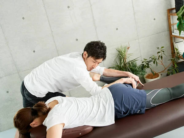 Japonesa Mujer Recibiendo Masaje Nalga — Foto de Stock