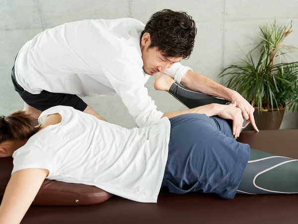 Mulher Japonesa Recebendo Uma Massagem Nádega — Fotografia de Stock