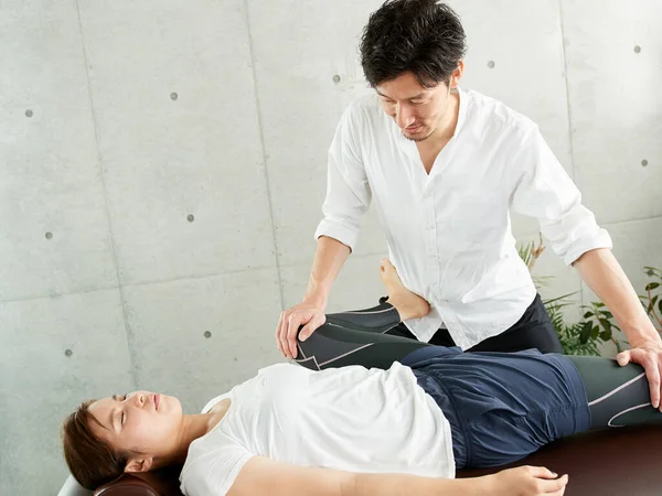 Japonesa Mujer Recibiendo Masaje Nalga —  Fotos de Stock