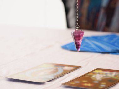 Tarot kartlarını seçen kadın