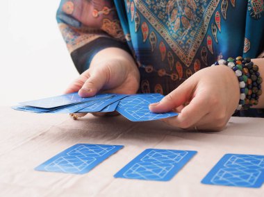 Tarot okumada kart seçen Asyalı kadın