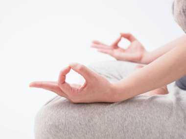 Japon kadın beyaz arka plan üzerinde meditasyon yapıyor.