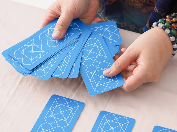 Tarot okumada kart seçen Asyalı kadın