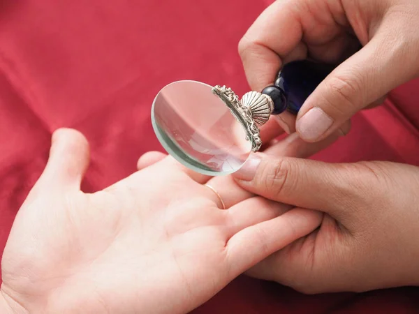 Japanse Waarzegster Zoek Naar Palm Met Loupe — Stockfoto