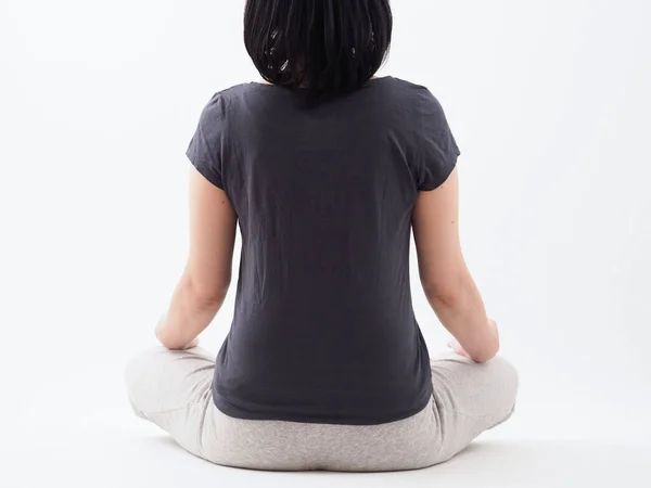 Mujer Japonesa Meditando Sobre Fondo Blanco — Foto de Stock