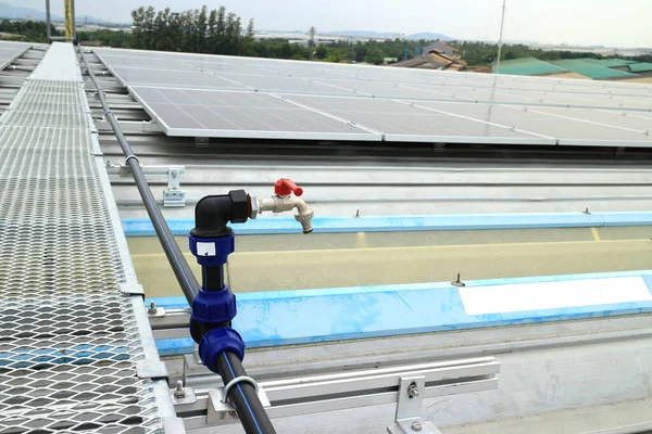 Water Faucet Roof Solar Panel Cleaning — 图库照片