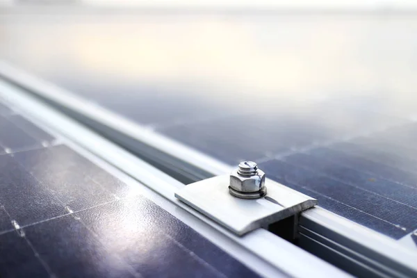 Mellersta Klämma Solar Panel Installationen — Stockfoto