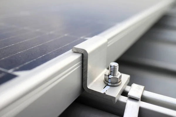 太阳能光伏面板安装端夹 免版税图库照片