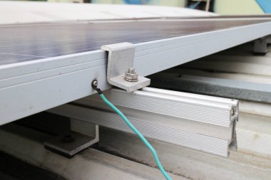 Çatıdaki Güneş Panelinin Yanlış Yerleşim Bağlantısı Kurulumu