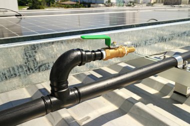 Güneş Paneli Temizleme için Çatıdaki HDPE Borusu Termal Kaynak Tipi ile Pirinç Su Musluğu