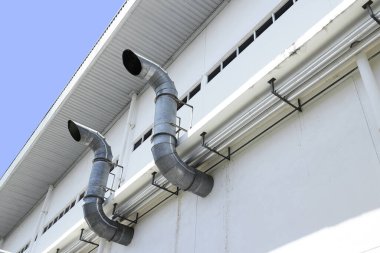 Fabrika Duvarı 'nın dışındaki metal levhadan yapılmış endüstriyel egzoz kanalları.