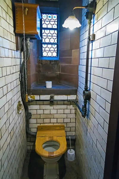 Toilettes rétro dans un vieux restaurant — Photo