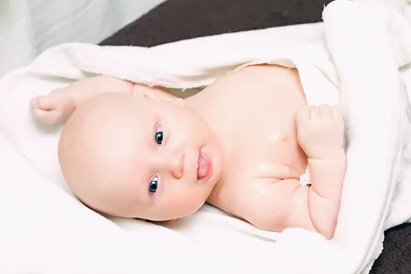 Μωρό τυλιγμένο σε μια πετσέτα Εικόνα Αρχείου