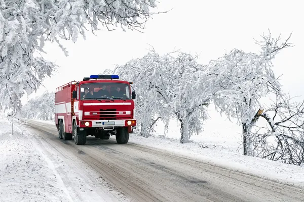 Montar caminhão de bombeiros para ação de espera em tempo de congelamento Imagem De Stock