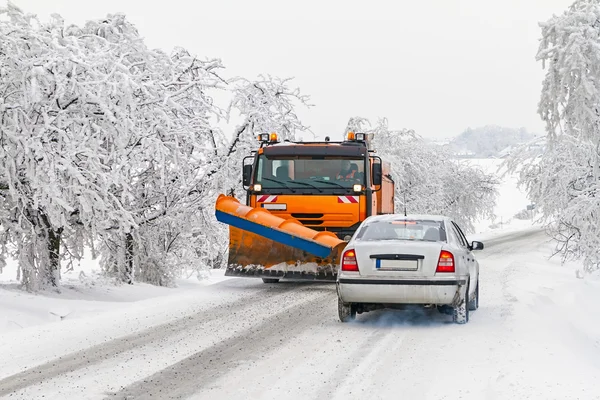 Manutenção de estradas de inverno em áreas de montanha Imagem De Stock