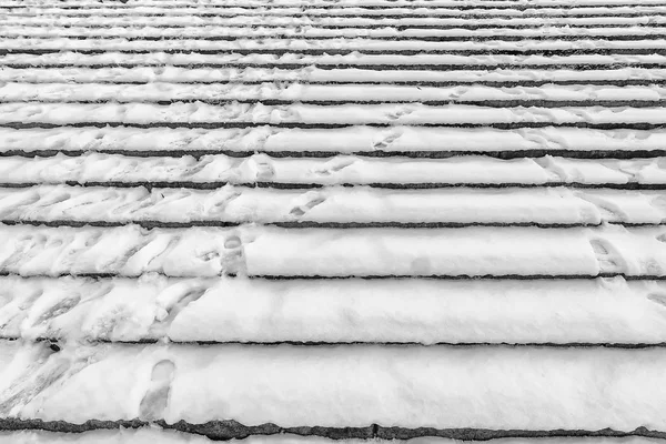 Pistas en escaleras nevadas - fondo — Foto de Stock