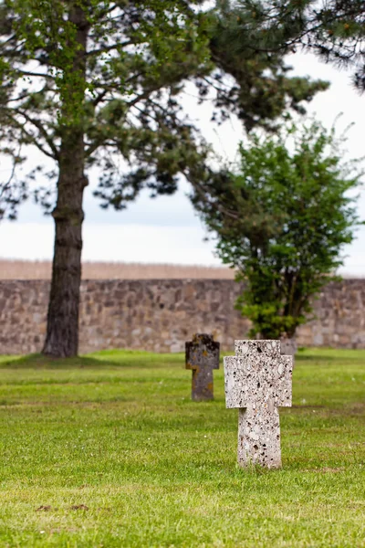 Cruces en las tumbas de prisioneros torturados del campo de concentración —  Fotos de Stock