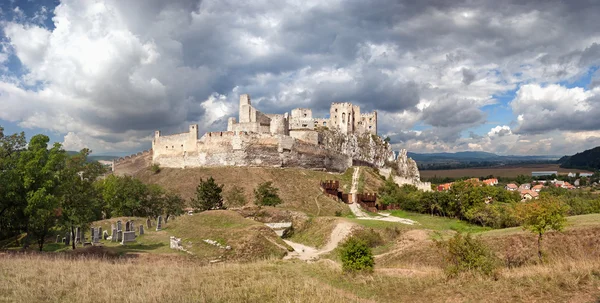 Pozůstatky středověkého hradu beckov - Slovensko — Stock fotografie