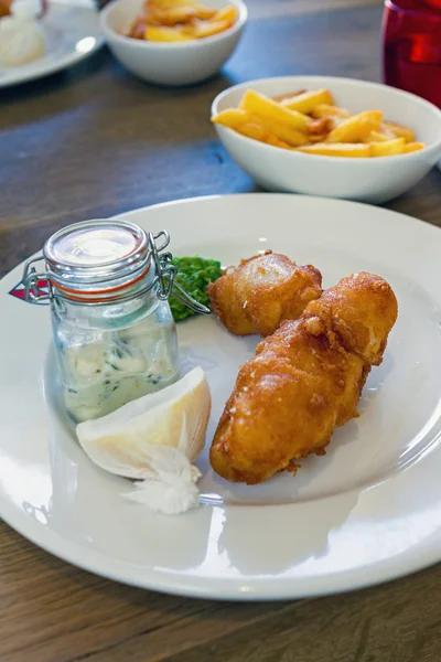 Geleneksel İngiliz yemekleri - balık ve cips — Stok fotoğraf