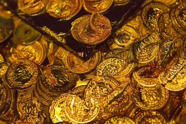 Tesoro pirata de oro - cofre lleno de oro —  Fotos de Stock