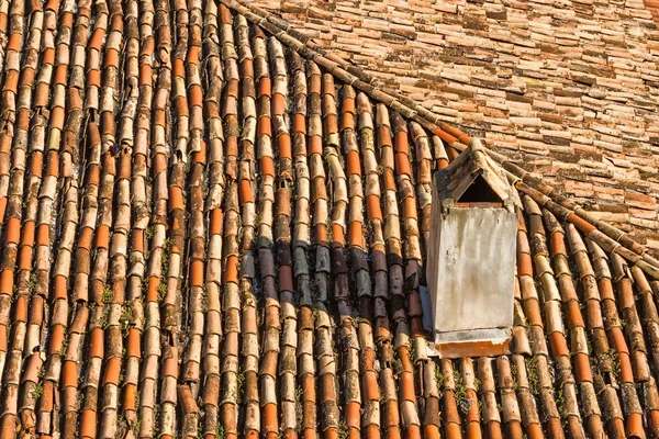 Detalle de tejado antiguo con chimenea — Foto de Stock