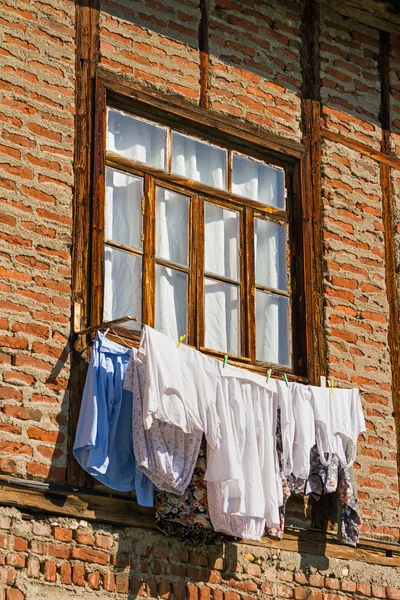 Παλαιό παράθυρο σε τοιχοποιίες κρέμονται πλυντήριο — Φωτογραφία Αρχείου