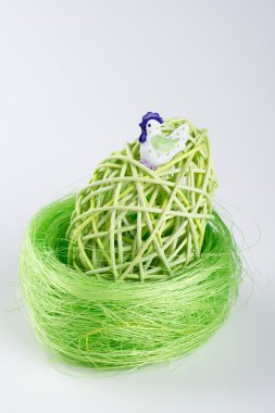 gri arka planı olan yeşil yuvaya yeşil Paskalya yortusu yumurta