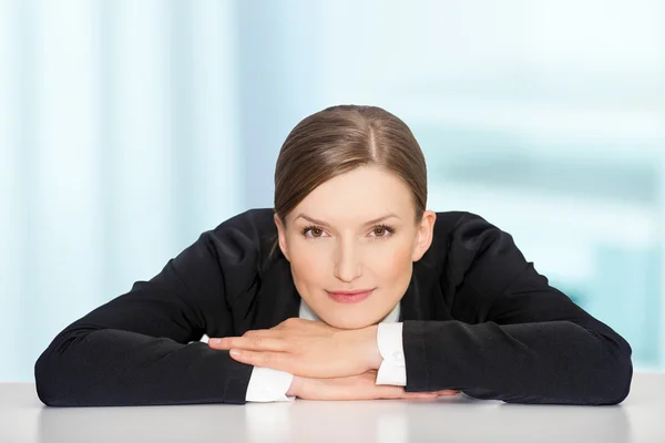 Nahaufnahme Porträt der schönen jungen Frau — Stockfoto