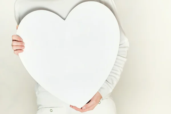La mujer de San Valentín y el símbolo del corazón en las manos - amor — Foto de Stock