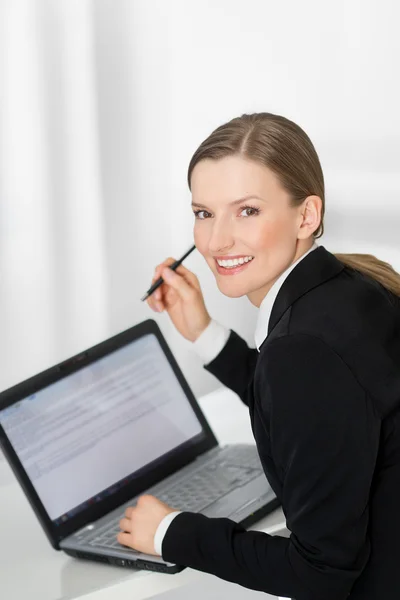 Business woman showing blank laptop screen ready for text — Stock Photo, Image