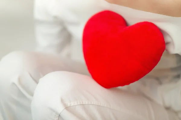 Símbolo rojo de corazón y amor - Día de San Valentín — Foto de Stock