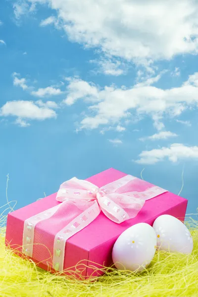 Ostergeschenk mit Ostereiern und Himmel — Stockfoto