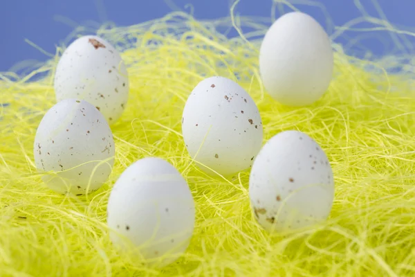 Muitos ovos de Páscoa na grama — Fotografia de Stock
