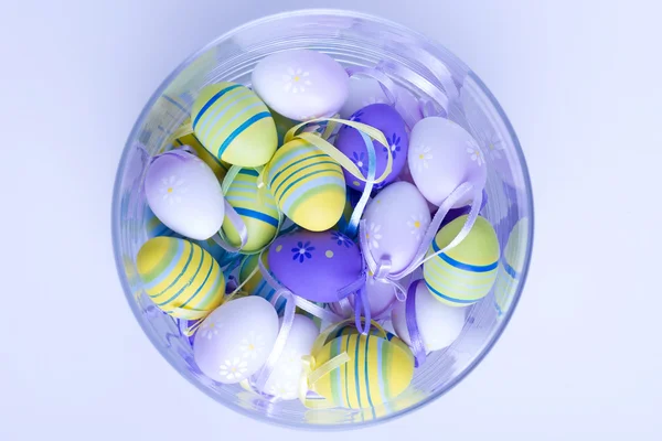 Uova di Pasqua in vaso di vetro — Foto Stock