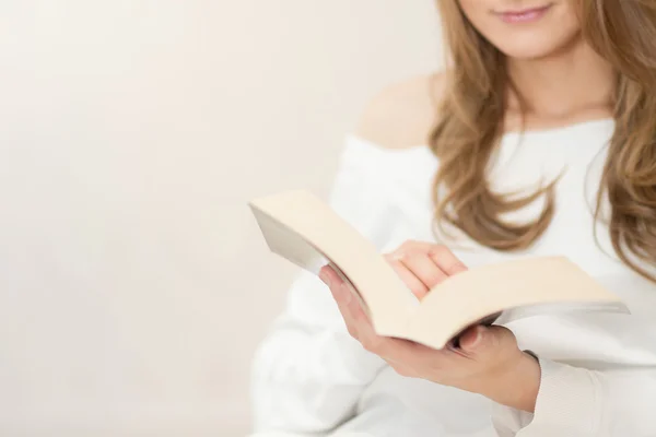 Mujer leyendo libro y relajante Imágenes de stock libres de derechos