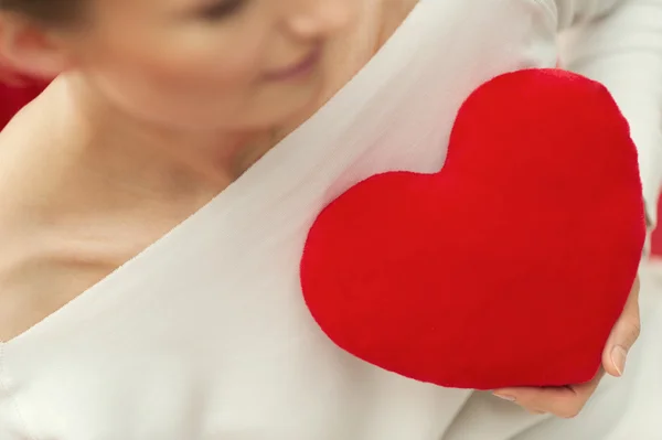 愛と赤いハート - 女性の肖像画のバレンタインデー ストック画像