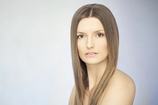 Elégante fille nue aux cheveux magnifiques. Portrait studio . Images De Stock Libres De Droits