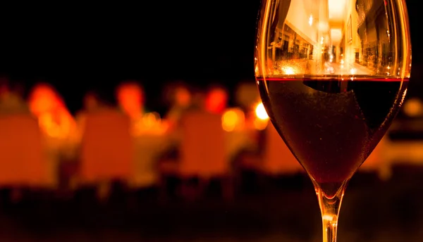 Restoranda bir kadeh kırmızı şarap.