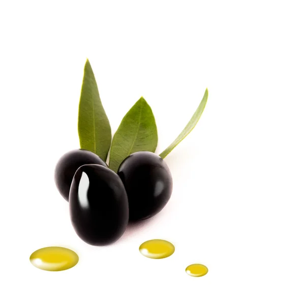 Czarne oliwki z kropli oleju na biały — Zdjęcie stockowe