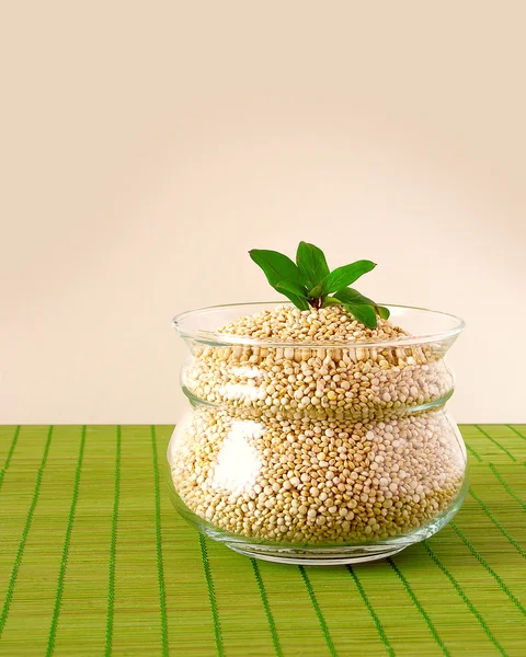 Quinoa bir cam kase yeşil peçete üzerinde