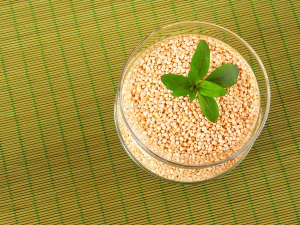 Quinoa bir cam kapta yeşil peçete üzerinde