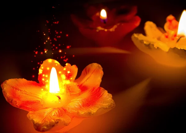 Velas em forma de flor espumante — Fotografia de Stock